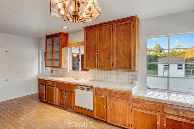 606 N Ohio Street, Anaheim CA: https://media.crmls.org/medias/848e82b6-879c-405f-ba10-f6e9ba76b28b.jpg
