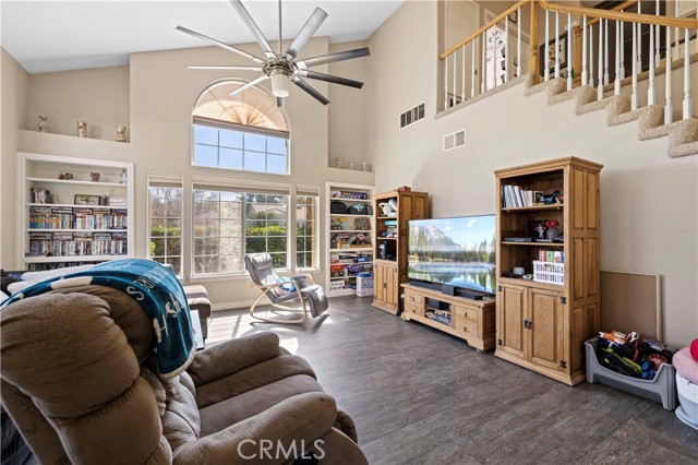 Detail Gallery Image 10 of 62 For 4661 Greencrest Way, Palmdale,  CA 93551 - 4 Beds | 4 Baths