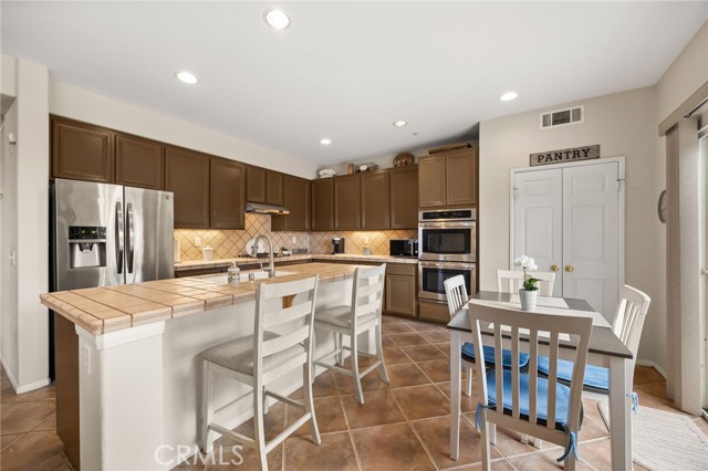 Detail Gallery Image 4 of 21 For 16209 Seminole Way, Fontana,  CA 92336 - 5 Beds | 3/1 Baths