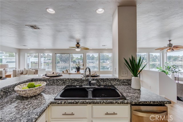 42768 Santa Suzanne Place, Temecula CA: https://media.crmls.org/medias/849a9c1a-af07-4723-a58f-c5c569229fe7.jpg