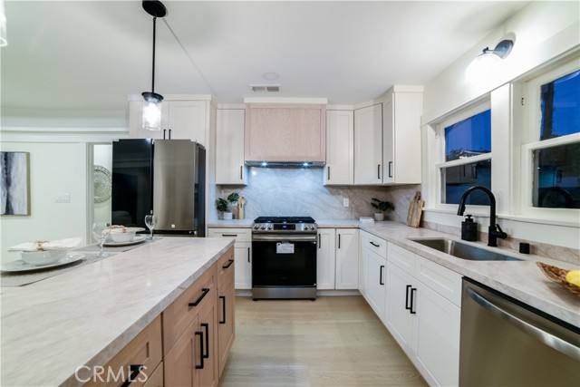 748 N Kenmore, Los Angeles CA: https://media.crmls.org/medias/849af395-9653-46f4-982f-7ca16f2bc3aa.jpg