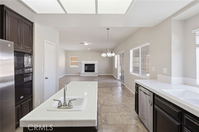 Detail Gallery Image 9 of 52 For 7325 Round Hill Dr, Lancaster,  CA 93536 - 5 Beds | 3 Baths