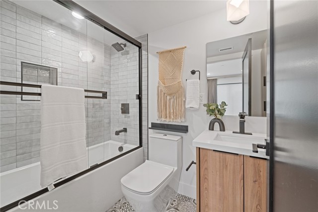 Detail Gallery Image 15 of 27 For 11314 Victory Bld, North Hollywood,  CA 91606 - 3 Beds | 3/1 Baths