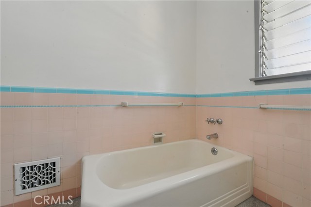 1327 S Burnside Avenue, Los Angeles CA: https://media.crmls.org/medias/84a1f974-51f1-449a-bdb8-bfd5ea0ae539.jpg