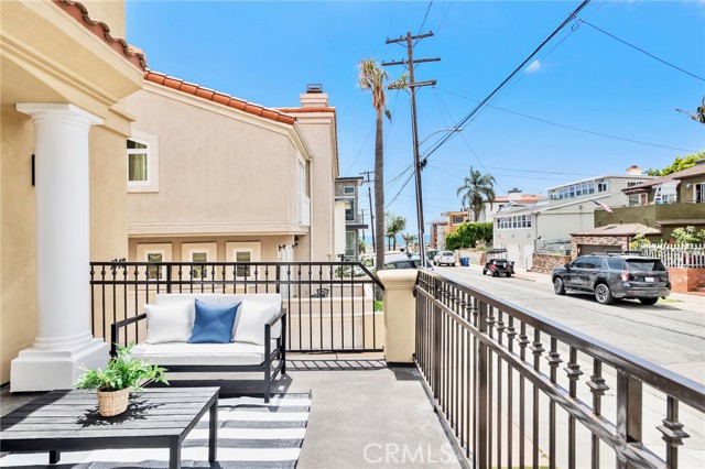 Detail Gallery Image 5 of 75 For 1042 7th St, Hermosa Beach,  CA 90254 - 4 Beds | 3/1 Baths