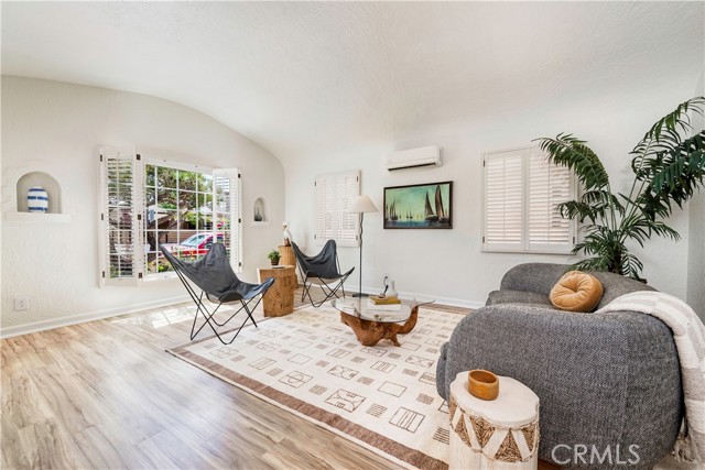 143 Roycroft Avenue, Long Beach CA: https://media.crmls.org/medias/84a44291-8d6b-4e2f-a3bc-7a5bbc3bb012.jpg