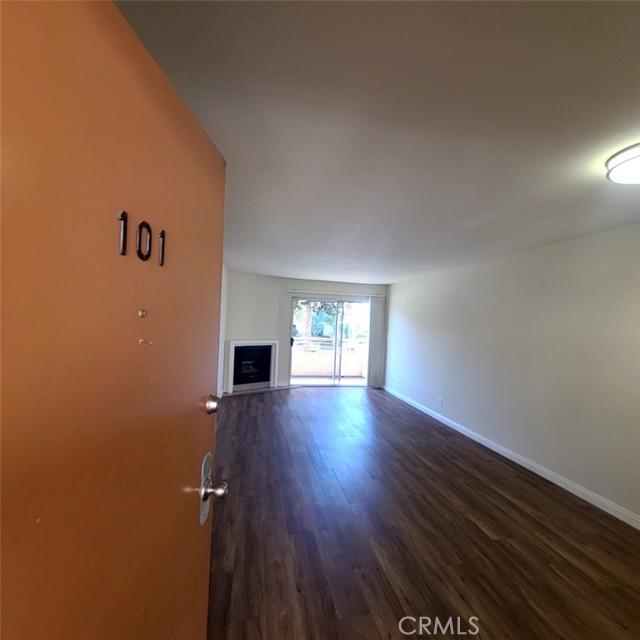 Detail Gallery Image 1 of 17 For 5060 Kester Ave #101,  Sherman Oaks,  CA 91403 - 1 Beds | 1 Baths