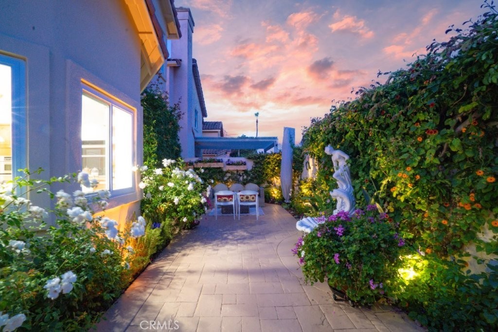 https://media.crmls.org/medias/84a543c8-7570-4b41-834c-000d654c4e03.jpg?preset=X-Large