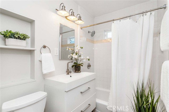 768 Rosecrans Avenue, Manhattan Beach, California 90266, 3 Bedrooms Bedrooms, ,1 BathroomBathrooms,Residential,Sold,Rosecrans,SB21180825