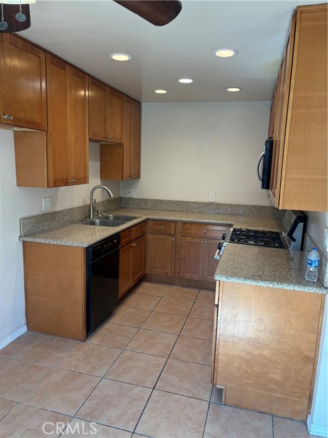 Detail Gallery Image 9 of 16 For 28 Paradise Valley North, Carson,  CA 90745 - 3 Beds | 2 Baths