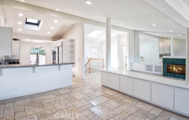 2163 Vista Entrada, Newport Beach CA: https://media.crmls.org/medias/84add2f2-6fb6-4e98-97e6-46b726798f5f.jpg