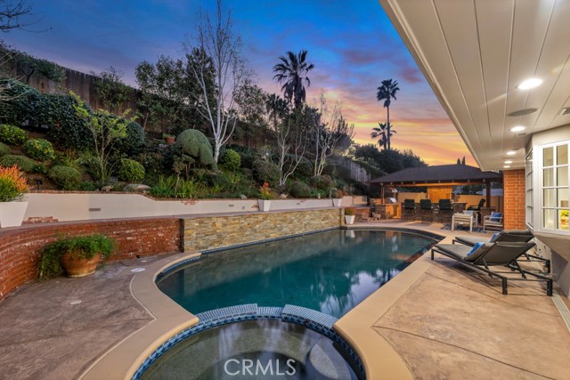 Detail Gallery Image 3 of 25 For 21438 Mulholland, Woodland Hills,  CA 91364 - 5 Beds | 3 Baths