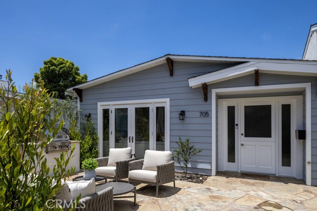 705 Marigold Avenue, Corona del Mar CA: https://media.crmls.org/medias/84b04eca-d22b-4d9b-b6fe-e7313e8a76e5.jpg