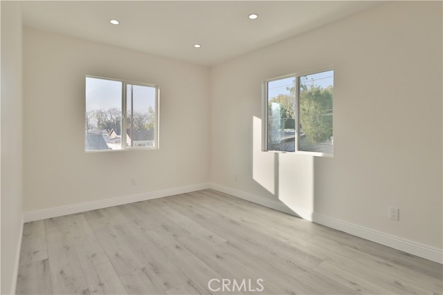 22133 1/2 Victory Boulevard, Canoga Park CA: https://media.crmls.org/medias/84b0bce4-92f9-41e9-8344-59c80f3cc399.jpg