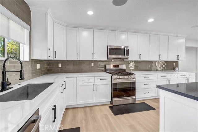 Detail Gallery Image 18 of 46 For 23245 Gonzales Dr, Woodland Hills,  CA 91367 - 5 Beds | 3 Baths