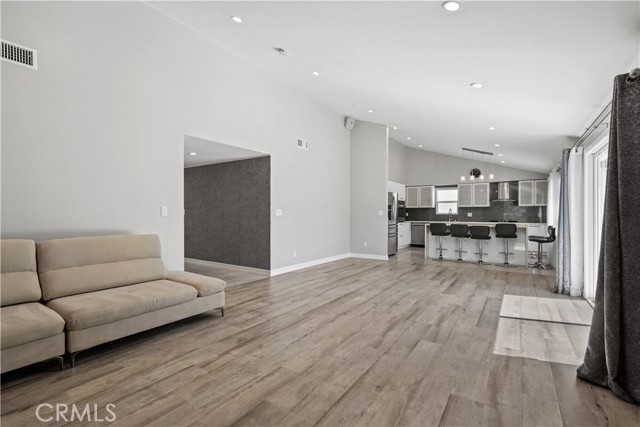 Detail Gallery Image 9 of 39 For 12835 Titian Ave, Granada Hills,  CA 91344 - 3 Beds | 2 Baths