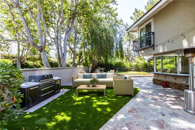 1 Rue Biarritz, Newport Beach CA: https://media.crmls.org/medias/84b31a70-5e6f-4a65-836a-49eb27275ddd.jpg