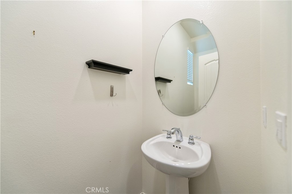 https://media.crmls.org/medias/84b6f110-3f44-45b1-a9fe-f8a2cbd89e90.jpg?preset=X-Large
