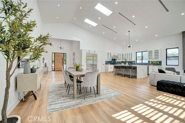 Detail Gallery Image 13 of 74 For 14136 Emelita St, Sherman Oaks,  CA 91401 - 4 Beds | 4/1 Baths