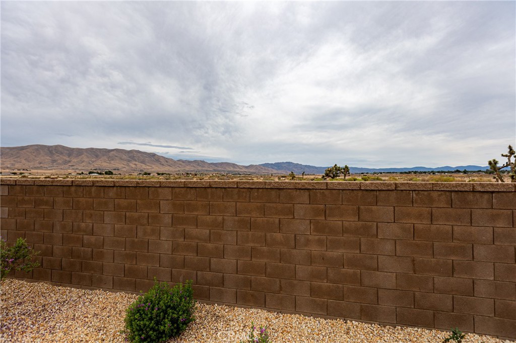 https://media.crmls.org/medias/84b88ba6-1ac4-4988-960a-623b4a7350d4.jpg?preset=X-Large