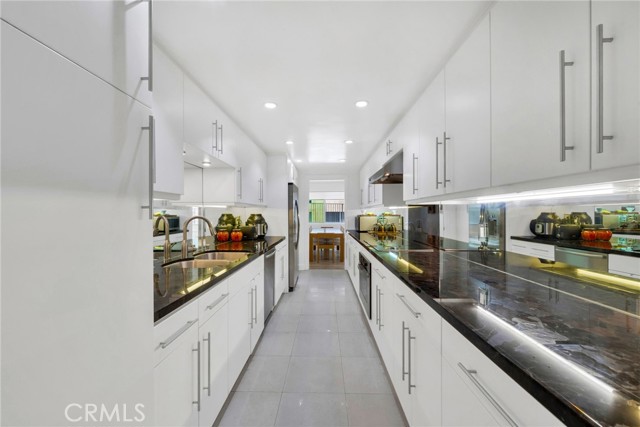 Detail Gallery Image 12 of 37 For 7259 Hillside Ave #102,  Los Angeles,  CA 90046 - 2 Beds | 2 Baths