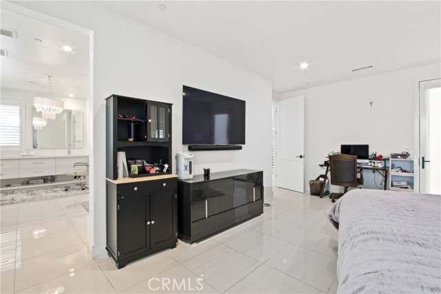 208 Ocean Place, Seal Beach CA: https://media.crmls.org/medias/84b956bb-7e41-48b5-b253-c1eb5e282b12.jpg