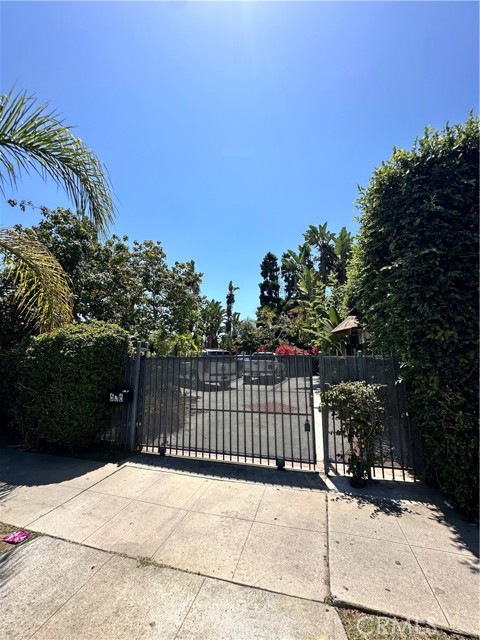 638 W Century Boulevard, Los Angeles CA: https://media.crmls.org/medias/84bb84db-ebe7-4772-907b-e8f2d3e2ee33.jpg