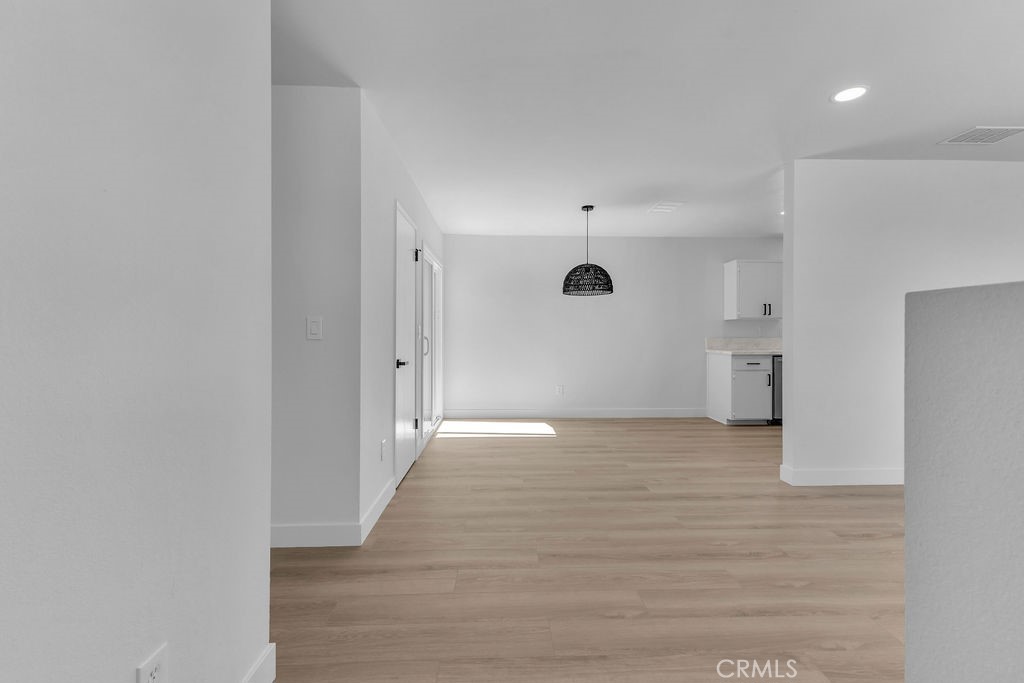 https://media.crmls.org/medias/84bc47a8-9c46-430e-b792-c0ba7b286f62.jpg?preset=X-Large