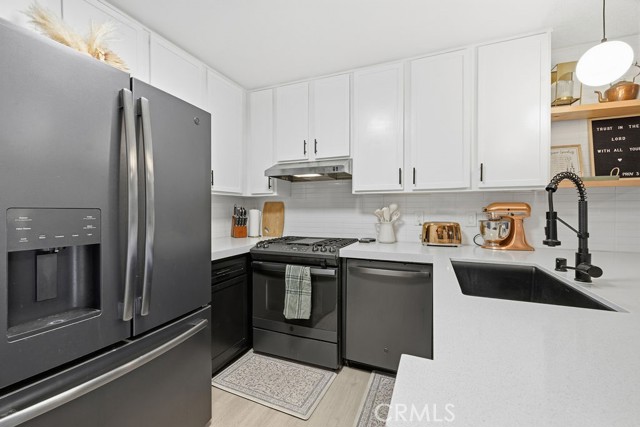 Detail Gallery Image 2 of 34 For 10139 Arleta Ave #2, Arleta,  CA 91331 - 3 Beds | 3 Baths