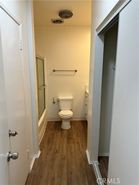 7055 Etiwanda Avenue # 210, Reseda (los Angeles), California 91335, ,1 BathroomBathrooms,Residential Lease,For Rent,7055 Etiwanda Avenue # 210,CRSR24235338