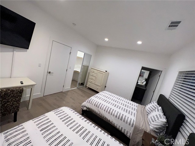 Detail Gallery Image 14 of 35 For 22050 Hart St, Canoga Park,  CA 91303 - 3 Beds | 3 Baths
