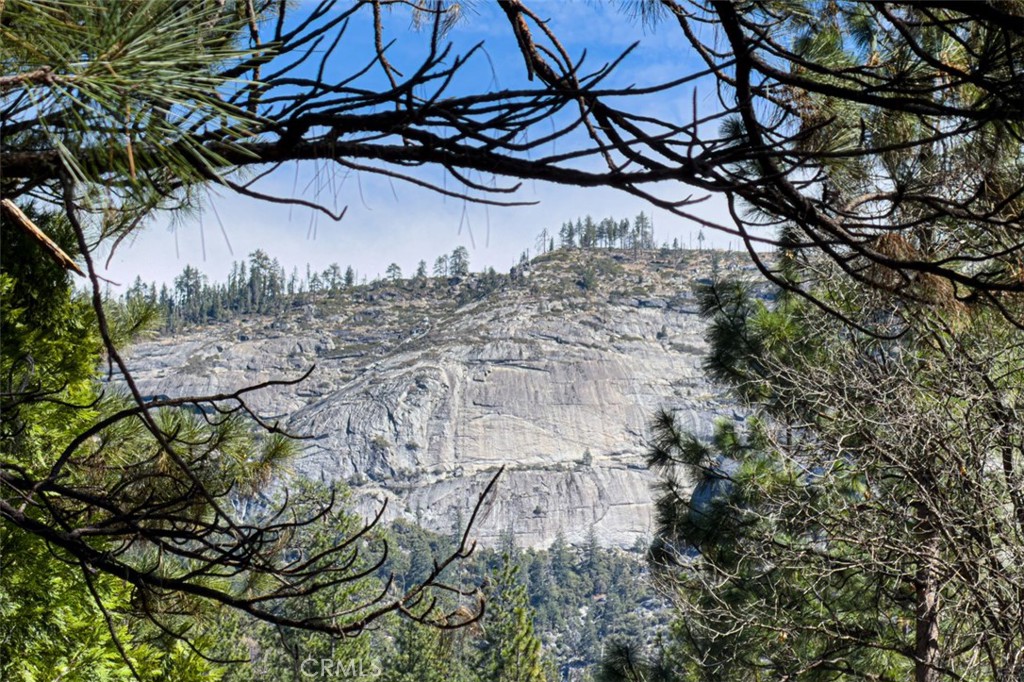 https://media.crmls.org/medias/84c6975d-995f-481a-8b66-27ddc452df16.jpg?preset=X-Large