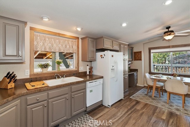 391 Montclair Dr, Big Bear City CA: https://media.crmls.org/medias/84c72af6-f3e3-49d5-a62d-f671122c197e.jpg