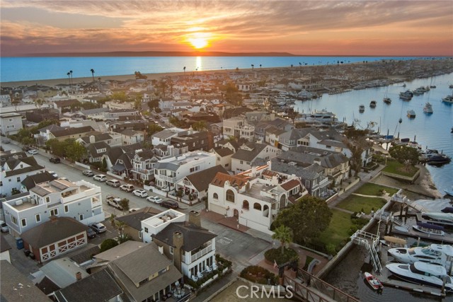 Detail Gallery Image 1 of 36 For 501 W Edgewater Ave, Newport Beach,  CA 92661 - 3 Beds | 3/1 Baths