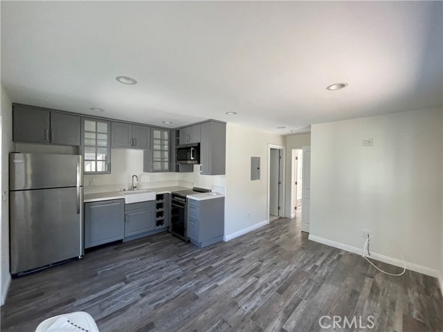 Detail Gallery Image 6 of 14 For 22018 Martinez St, Woodland Hills,  CA 91364 - 1 Beds | 1 Baths