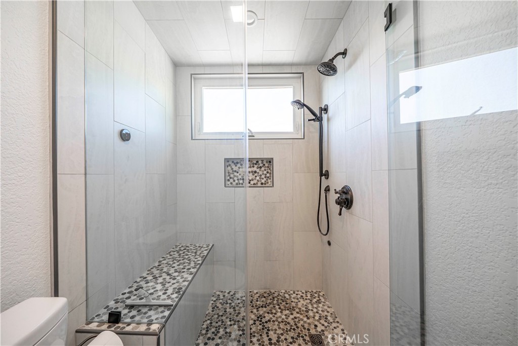 https://media.crmls.org/medias/84d27225-ede1-45d8-854d-16532a7c281a.jpg?preset=X-Large