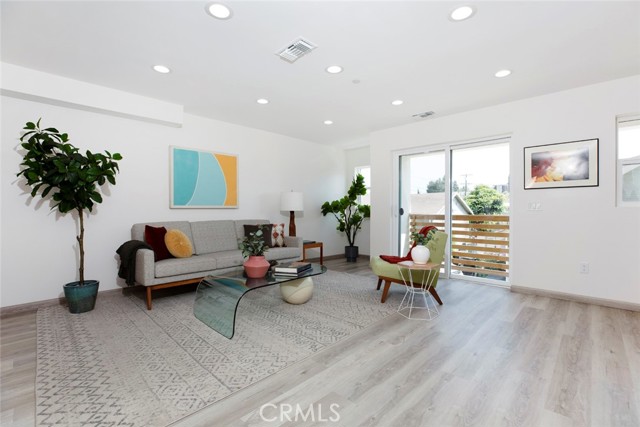 Detail Gallery Image 2 of 36 For 1754 N Berendo St #B,  Los Angeles,  CA 90027 - 3 Beds | 2/1 Baths