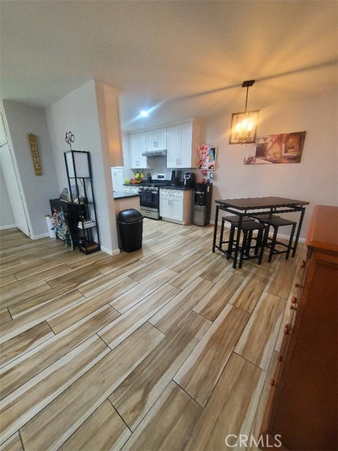 2431 12th Street, Riverside CA: https://media.crmls.org/medias/84d6b0e1-093c-4ab6-9c60-caf096c4ff24.jpg