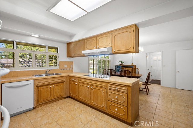 Detail Gallery Image 16 of 44 For 17416 Superior St, Northridge,  CA 91325 - 4 Beds | 2/1 Baths