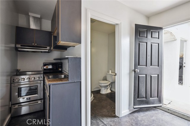 4562 W 17th Street, Los Angeles CA: https://media.crmls.org/medias/84d90dcd-7b16-4d90-9dd7-5ac27bc20db8.jpg