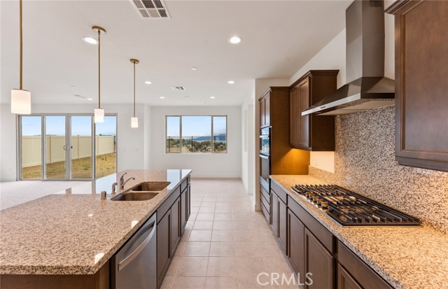 Detail Gallery Image 13 of 36 For 4083 Madonna Cir, Lake Elsinore,  CA 92530 - 6 Beds | 5 Baths