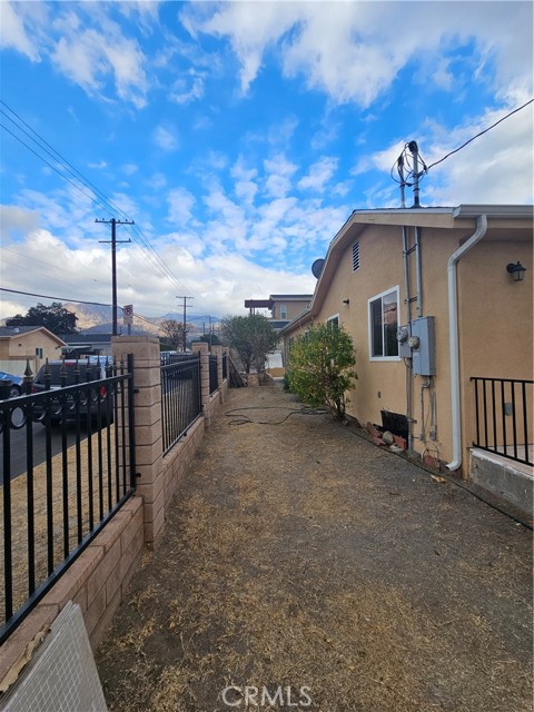 10558 Langmuir Avenue, Sunland CA: https://media.crmls.org/medias/84dcfb50-9340-4958-a20c-b4c5ed72c962.jpg