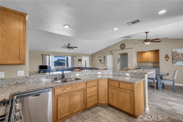 18177 Cherry St, Hesperia CA: https://media.crmls.org/medias/84ddf990-f995-46dd-bd2d-fd9b98b58104.jpg