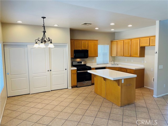 Detail Gallery Image 12 of 37 For 191 Spinnaker St, San Jacinto,  CA 92583 - 5 Beds | 2/1 Baths