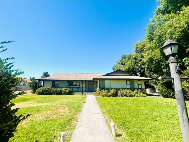 2750 W Devonshire Avenue, Hemet CA: https://media.crmls.org/medias/84df42ff-9c0b-4b49-98ae-99de5dd8dab5.jpg