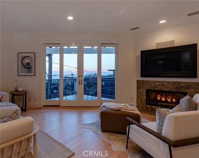 216 1st Street, Manhattan Beach, California 90266, 3 Bedrooms Bedrooms, ,4 BathroomsBathrooms,Residential,Sold,1st,SB21166941