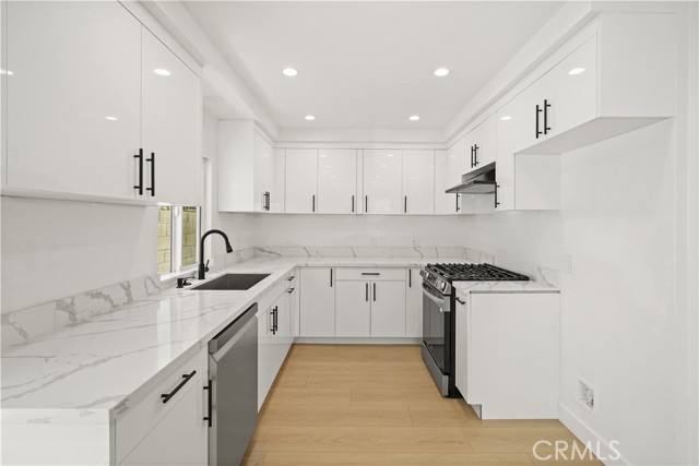 Detail Gallery Image 13 of 49 For 7010 a Lennox Ave a,  Van Nuys,  CA 91405 - 4 Beds | 2 Baths
