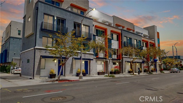 Detail Gallery Image 1 of 38 For 359 E Broadway, Long Beach,  CA 90802 - 2 Beds | 2/1 Baths