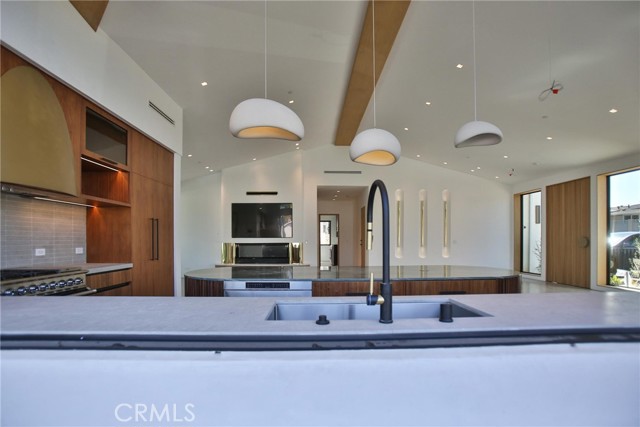 Detail Gallery Image 14 of 64 For 2398 Redlands Dr, Newport Beach,  CA 92660 - 5 Beds | 5/1 Baths