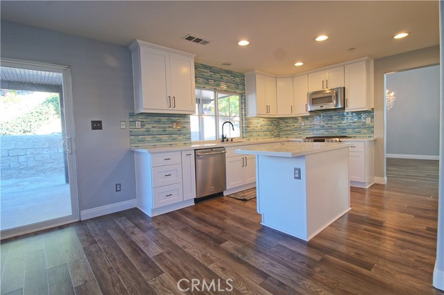 Detail Gallery Image 6 of 19 For 29572 Clear View, Highland,  CA 92346 - 4 Beds | 2/1 Baths